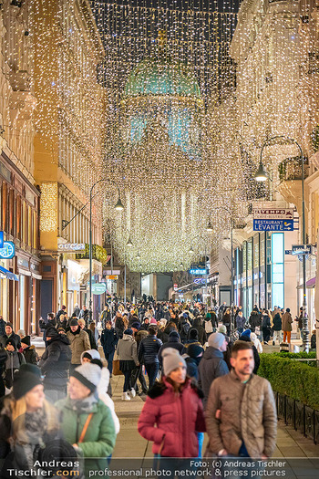 Themenfotos Weihnachtsshopping - Erster Bezirk, Wien - Do 12.12.2024 - Kohlmarkt, Einkaufsstraße, Menschen, einkaufen, Weihnachtsbeleu27