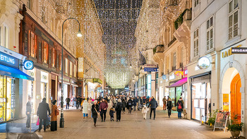 Themenfotos Weihnachtsshopping - Erster Bezirk, Wien - Do 12.12.2024 - Kohlmarkt, Einkaufsstraße, Menschen, einkaufen, Weihnachtsbeleu28