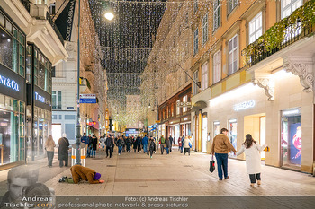 Themenfotos Weihnachtsshopping - Erster Bezirk, Wien - Do 12.12.2024 - Armut, Bettler am Kohlmarkt, Luxusmeile, Shopping, Weihnachtsbel33