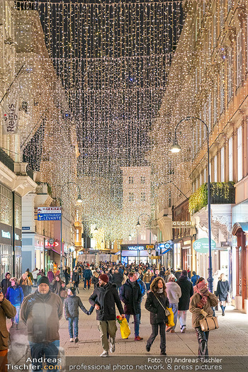 Themenfotos Weihnachtsshopping - Erster Bezirk, Wien - Do 12.12.2024 - Kohlmarkt, Einkaufsstraße, Menschen, einkaufen, Weihnachtsbeleu34