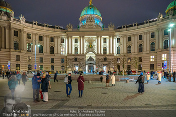 Themenfotos Weihnachtsshopping - Erster Bezirk, Wien - Do 12.12.2024 - Michaelerplatz, Michaelerkuppel, Touristen, bei Nacht, beleuchte35