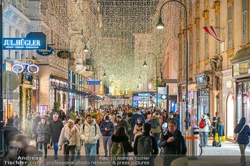 Themenfotos Weihnachtsshopping - Erster Bezirk, Wien - Do 12.12.2024 - Kohlmarkt, Einkaufsstraße, Menschen, einkaufen, Weihnachtsbeleu37