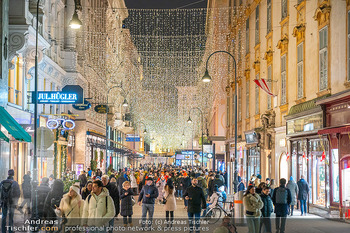 Themenfotos Weihnachtsshopping - Erster Bezirk, Wien - Do 12.12.2024 - Kohlmarkt, Einkaufsstraße, Menschen, einkaufen, Weihnachtsbeleu38