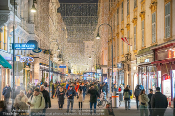 Themenfotos Weihnachtsshopping - Erster Bezirk, Wien - Do 12.12.2024 - Kohlmarkt, Einkaufsstraße, Menschen, einkaufen, Weihnachtsbeleu39