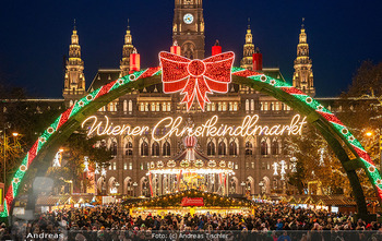 Wiener Christkindlmarkt - Rathausplatz, Wien - Sa 14.12.2024 - Blick auf Rathaus von Burgtheater aus, Wiener Christkindlmarkt, 2