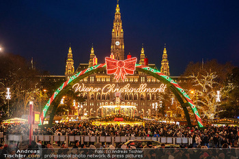 Wiener Christkindlmarkt - Rathausplatz, Wien - Sa 14.12.2024 - Blick auf Rathaus von Burgtheater aus, Wiener Christkindlmarkt, 1