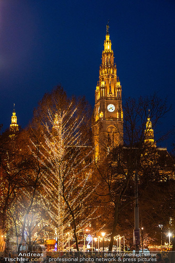 Wiener Christkindlmarkt - Rathausplatz, Wien - Sa 14.12.2024 - Blick auf Rathaus von Burgtheater aus, Wiener Christkindlmarkt, 3