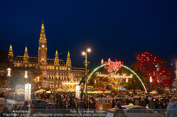 Wiener Christkindlmarkt - Rathausplatz, Wien - Sa 14.12.2024 - Blick auf Rathaus von Burgtheater aus, Wiener Christkindlmarkt, 4