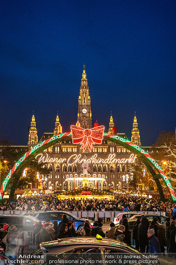 Wiener Christkindlmarkt - Rathausplatz, Wien - Sa 14.12.2024 - Blick auf Rathaus von Burgtheater aus, Wiener Christkindlmarkt, 5