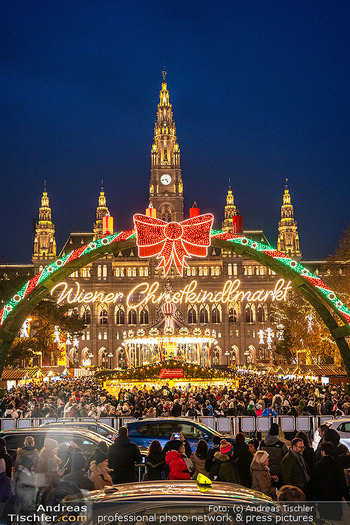 Wiener Christkindlmarkt - Rathausplatz, Wien - Sa 14.12.2024 - Blick auf Rathaus von Burgtheater aus, Wiener Christkindlmarkt, 6