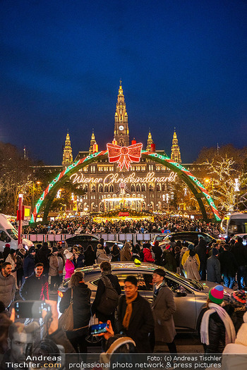 Wiener Christkindlmarkt - Rathausplatz, Wien - Sa 14.12.2024 - Blick auf Rathaus von Burgtheater aus, Wiener Christkindlmarkt, 7