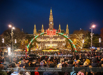 Wiener Christkindlmarkt - Rathausplatz, Wien - Sa 14.12.2024 - Blick auf Rathaus von Burgtheater aus, Wiener Christkindlmarkt, 8