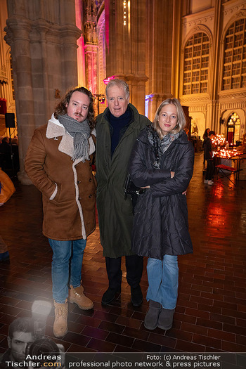 Heino Konzert Frieden auf Ewigkeit - Minoritenkirche, Wien - Sa 14.12.2024 - Albert FORTELL mit Kindern Nikolaus und Johanna20