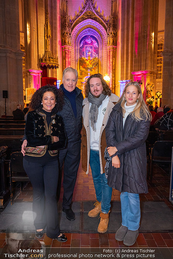 Heino Konzert Frieden auf Ewigkeit - Minoritenkirche, Wien - Sa 14.12.2024 - Barbara WUSSOW, Albert FORTELL mit Kindern Nikolaus und Johanna22