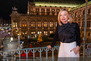 Opernball Couture Salon PK - Hotel Bristol, Wien - Di 17.12.2024 - Susanne ATHANASIADIS (Portrait vor der Staatsoper)31