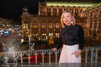 Opernball Couture Salon PK - Hotel Bristol, Wien - Di 17.12.2024 - Susanne ATHANASIADIS (Portrait vor der Staatsoper)32