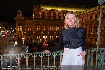 Opernball Couture Salon PK - Hotel Bristol, Wien - Di 17.12.2024 - Susanne ATHANASIADIS (Portrait vor der Staatsoper)34