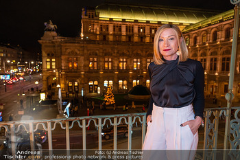 Opernball Couture Salon PK - Hotel Bristol, Wien - Di 17.12.2024 - Susanne ATHANASIADIS (Portrait vor der Staatsoper)35