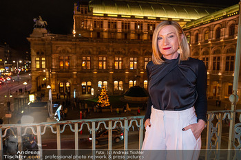 Opernball Couture Salon PK - Hotel Bristol, Wien - Di 17.12.2024 - Susanne ATHANASIADIS (Portrait vor der Staatsoper)36