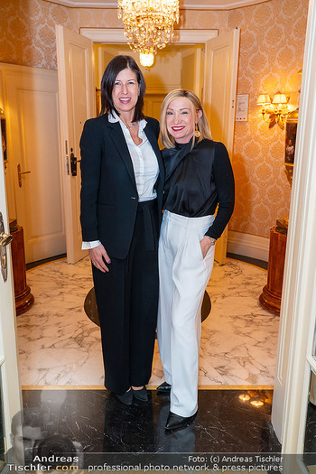 Opernball Couture Salon PK - Hotel Bristol, Wien - Di 17.12.2024 - Simone DULIES (Hoteldirektorin), Susanne ATHANASIADIS49