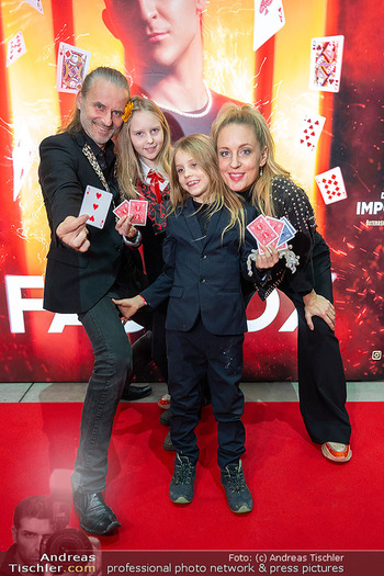 FAB FOX Premiere - Marx Halle, Wien - Do 19.12.2024 - Familie Lilian KLEBOW, Erich ALTENKOPF mit Kindern Charlie und S54