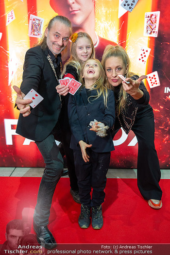 FAB FOX Premiere - Marx Halle, Wien - Do 19.12.2024 - Familie Lilian KLEBOW, Erich ALTENKOPF mit Kindern Charlie und S55