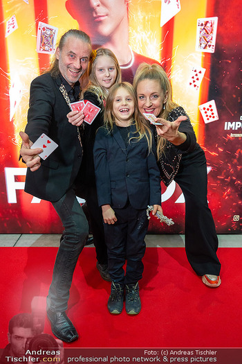 FAB FOX Premiere - Marx Halle, Wien - Do 19.12.2024 - Familie Lilian KLEBOW, Erich ALTENKOPF mit Kindern Charlie und S57