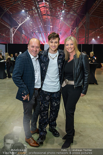 FAB FOX Premiere - Marx Halle, Wien - Do 19.12.2024 - Familie Andrea und Georg BLOCHBERGER mit Sohn Fabian FAB FOX (El61