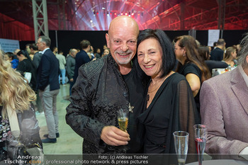 FAB FOX Premiere - Marx Halle, Wien - Do 19.12.2024 - Gary LUX mit Freundin Nicole HOFFMANN77