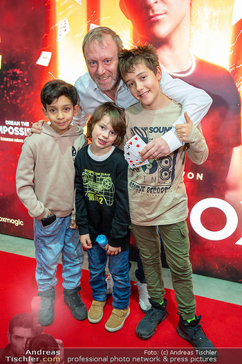 FAB FOX Premiere - Marx Halle, Wien - Do 19.12.2024 - Stefan KOUBEK mit Kindern79