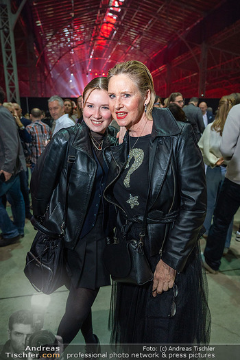 FAB FOX Premiere - Marx Halle, Wien - Do 19.12.2024 - Lizzy Elisabeth ENGSLTER mit Tochter Amelie85