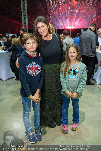 FAB FOX Premiere - Marx Halle, Wien - Do 19.12.2024 - Anna HUBER mit Kindern, Sohn87