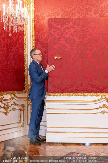 Klickl bei Van der Bellen - Hofburg, Wien - Mo 06.01.2025 - Herbert KLICKL geht durch Tapententür, Abschied Bundespräsiden1