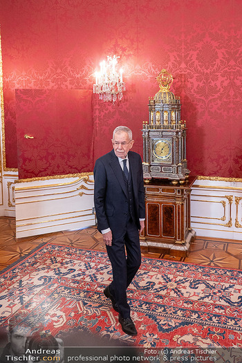 Klickl bei Van der Bellen - Hofburg, Wien - Mo 06.01.2025 - Alexander VAN DER BELLEN vor der berühmten Tapentür14