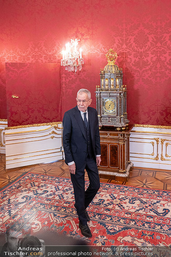 Klickl bei Van der Bellen - Hofburg, Wien - Mo 06.01.2025 - Alexander VAN DER BELLEN vor der berühmten Tapentür15