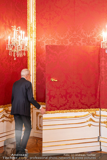 Klickl bei Van der Bellen - Hofburg, Wien - Mo 06.01.2025 - Alexander VAN DER BELLEN geht durch Tapetentür ins Büro42