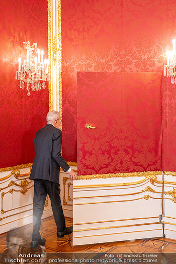 Klickl bei Van der Bellen - Hofburg, Wien - Mo 06.01.2025 - Alexander VAN DER BELLEN geht durch Tapetentür ins Büro43