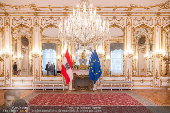 Klickl bei Van der Bellen - Hofburg, Wien - Mo 06.01.2025 - Hofburg Präsidentschaftskanzlei innen, Fahnen EU Österreich Sa51