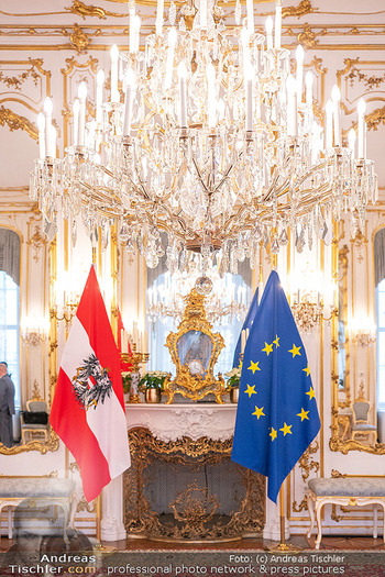 Klickl bei Van der Bellen - Hofburg, Wien - Mo 06.01.2025 - Hofburg Präsidentschaftskanzlei innen, Fahnen EU Österreich Sa52