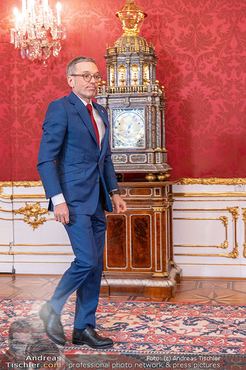 Klickl bei Van der Bellen - Hofburg, Wien - Mo 06.01.2025 - Herbert KLICKL geht durch Tapententür, Abschied Bundespräsiden71