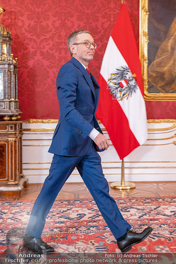 Klickl bei Van der Bellen - Hofburg, Wien - Mo 06.01.2025 - Herbert KLICKL mit Österreichfahne Flagge73