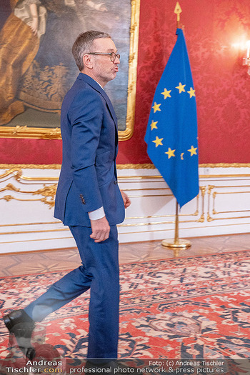 Klickl bei Van der Bellen - Hofburg, Wien - Mo 06.01.2025 - Herbert KLICKL mit EU Fahne Flagge74