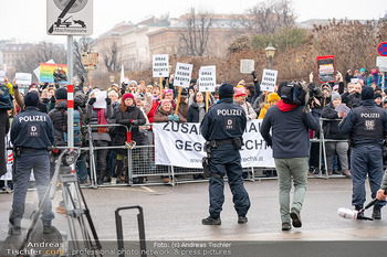 Klickl bei Van der Bellen - Hofburg, Wien - Mo 06.01.2025 - Demonstranten und Polizei vor der Hofburg, Demo, Proteste gegen 79