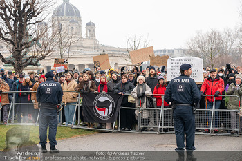 Klickl bei Van der Bellen - Hofburg, Wien - Mo 06.01.2025 - Demonstranten und Polizei vor der Hofburg, Demo, Proteste gegen 80