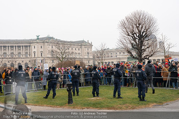 Klickl bei Van der Bellen - Hofburg, Wien - Mo 06.01.2025 - Demonstranten und Polizei vor der Hofburg, Demo, Proteste gegen 82