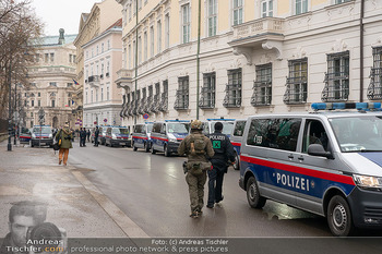 Klickl bei Van der Bellen - Hofburg, Wien - Mo 06.01.2025 - Polizei, Cobra Absperrungen Demonstranten Exekutive Staatsschutz86