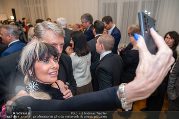 Neujahrsempfang - Büro Hilfe im eigenen Land - Di 14.01.2025 - Dietmar und Brigitte CHMELAR machen Selfie57