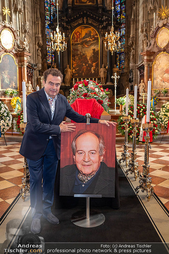 Otto Schenk Trauerfeier - Stephansdom, Wien - Mi 29.01.2025 - Sohn Konstantin SCHENK am Sarg seines Vaters Otto SCHENK1