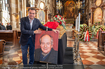 Otto Schenk Trauerfeier - Stephansdom, Wien - Mi 29.01.2025 - Sohn Konstantin SCHENK am Sarg seines Vaters Otto SCHENK14