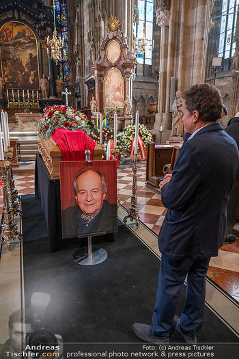 Otto Schenk Trauerfeier - Stephansdom, Wien - Mi 29.01.2025 - Sohn Konstantin SCHENK am Sarg seines Vaters Otto SCHENK15